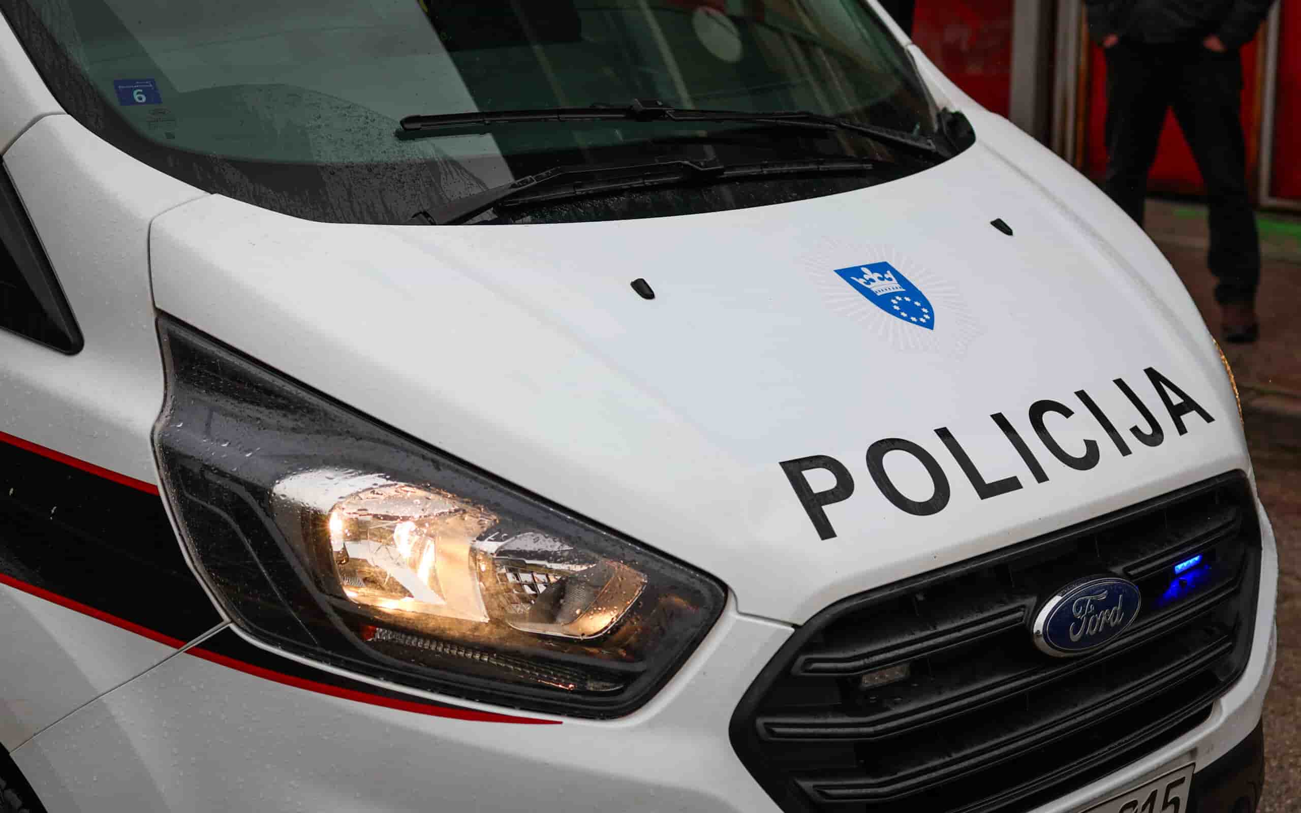 Nakon slijetanja s ceste pokušao pobjeći, pa napao policijskog službenika u Žepču