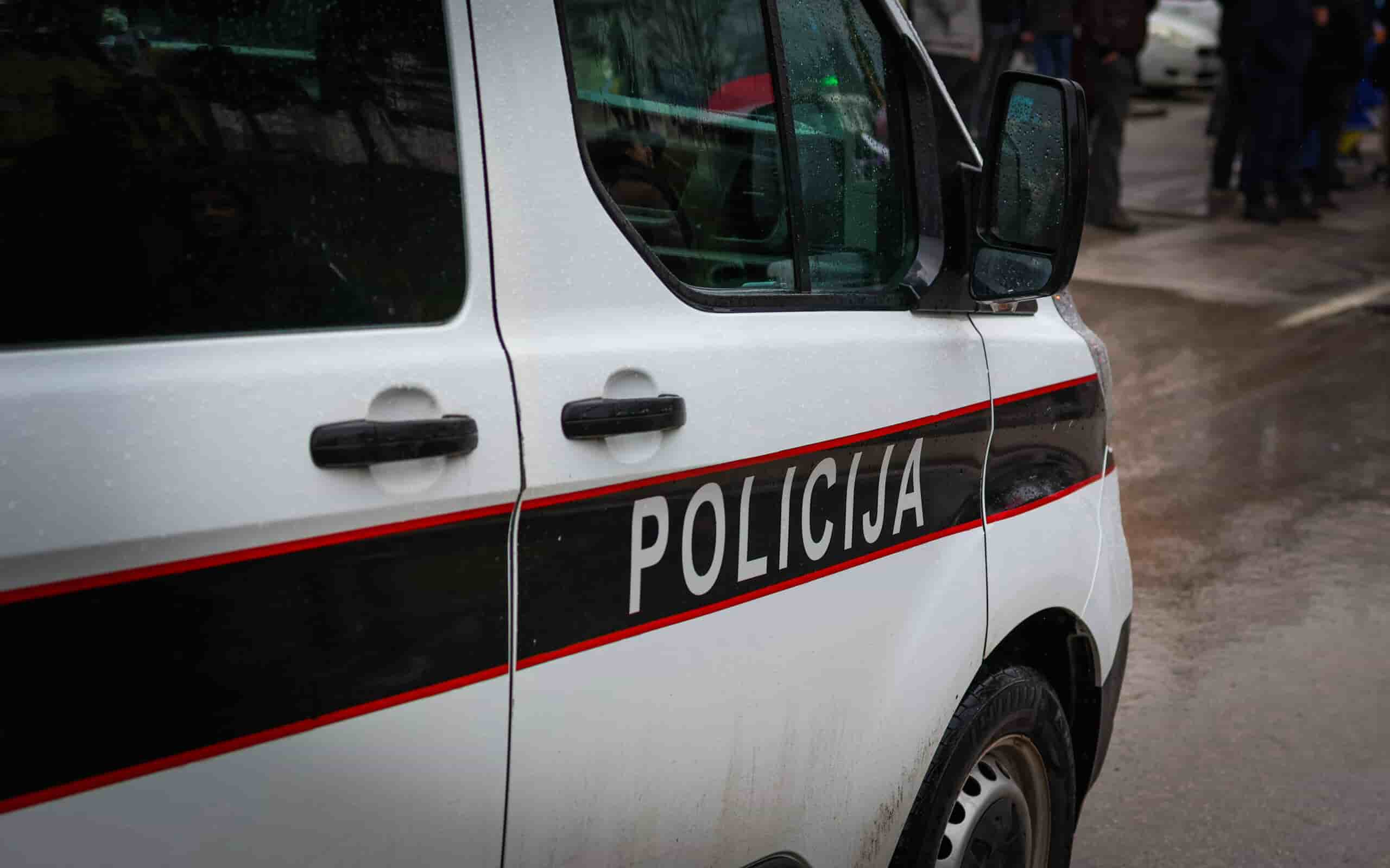 Policija u Tešnju lišila slobode pet mlađih osoba zbog izvršenog razbojništva