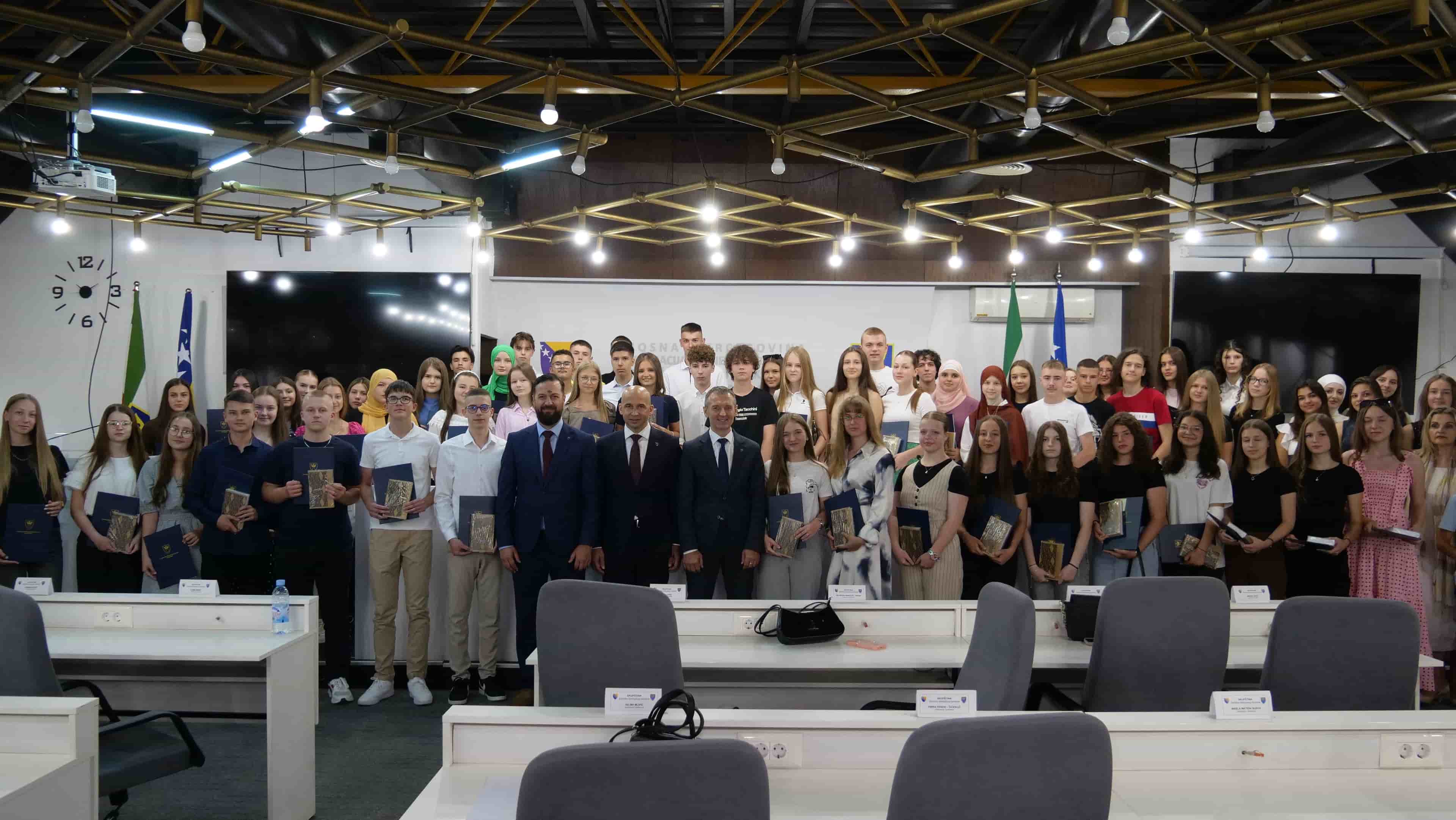 Učenicima generacije u ZDK uručene novčane nagrade od po 500 KM
