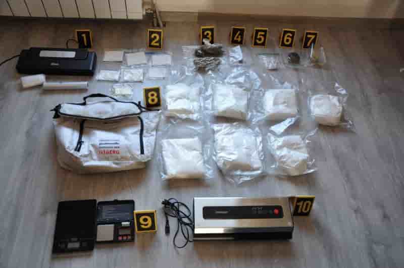 Policija u Tešnja prilikom pretresa pronašla i oduzela 7,3 kg opojne droge