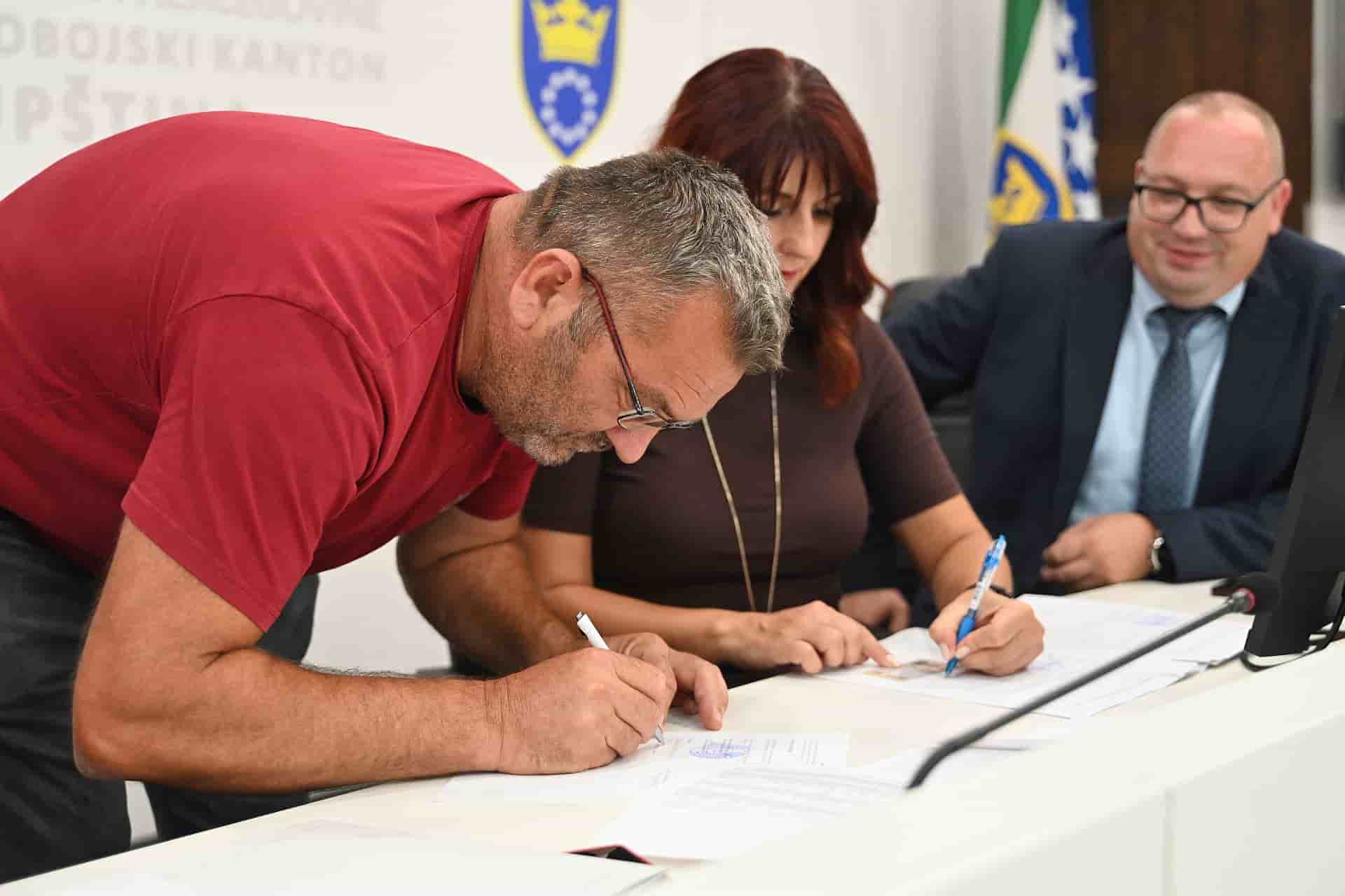 Potpisani ugovori o dodjeli poticaja za 94 korisnika Programa “Biznis plus”