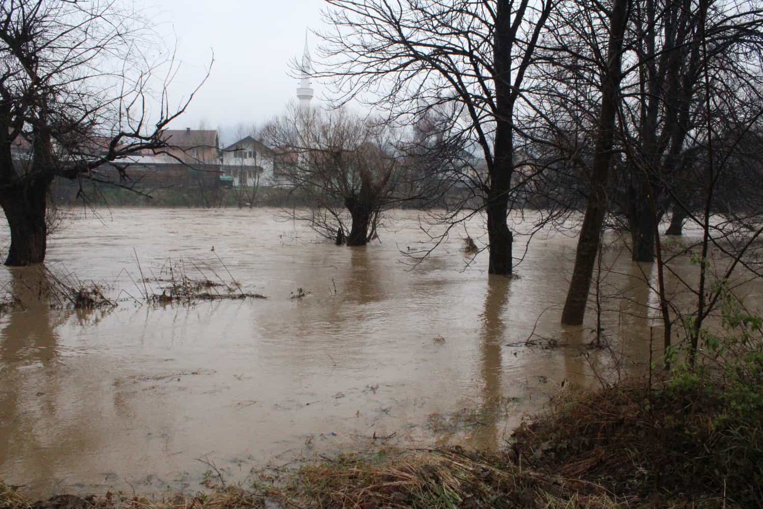 Rijeka u Visokom prijeti da poplavi objekte