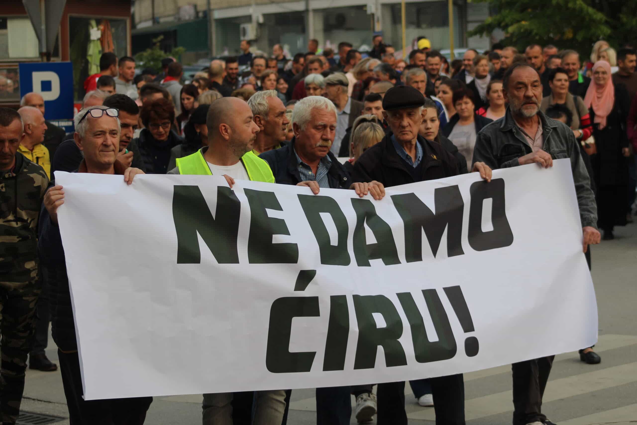 Više stotina građana protestvovalo u Zavidovićima zbog prodaje Ćire [FOTO]