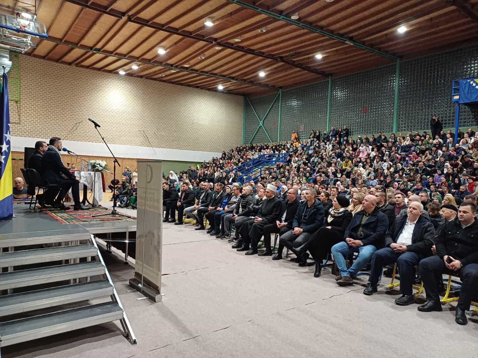 Oko hiljadu vjernika prisustvovalo predavanju hfz. Ammara Bašića u Maglaju