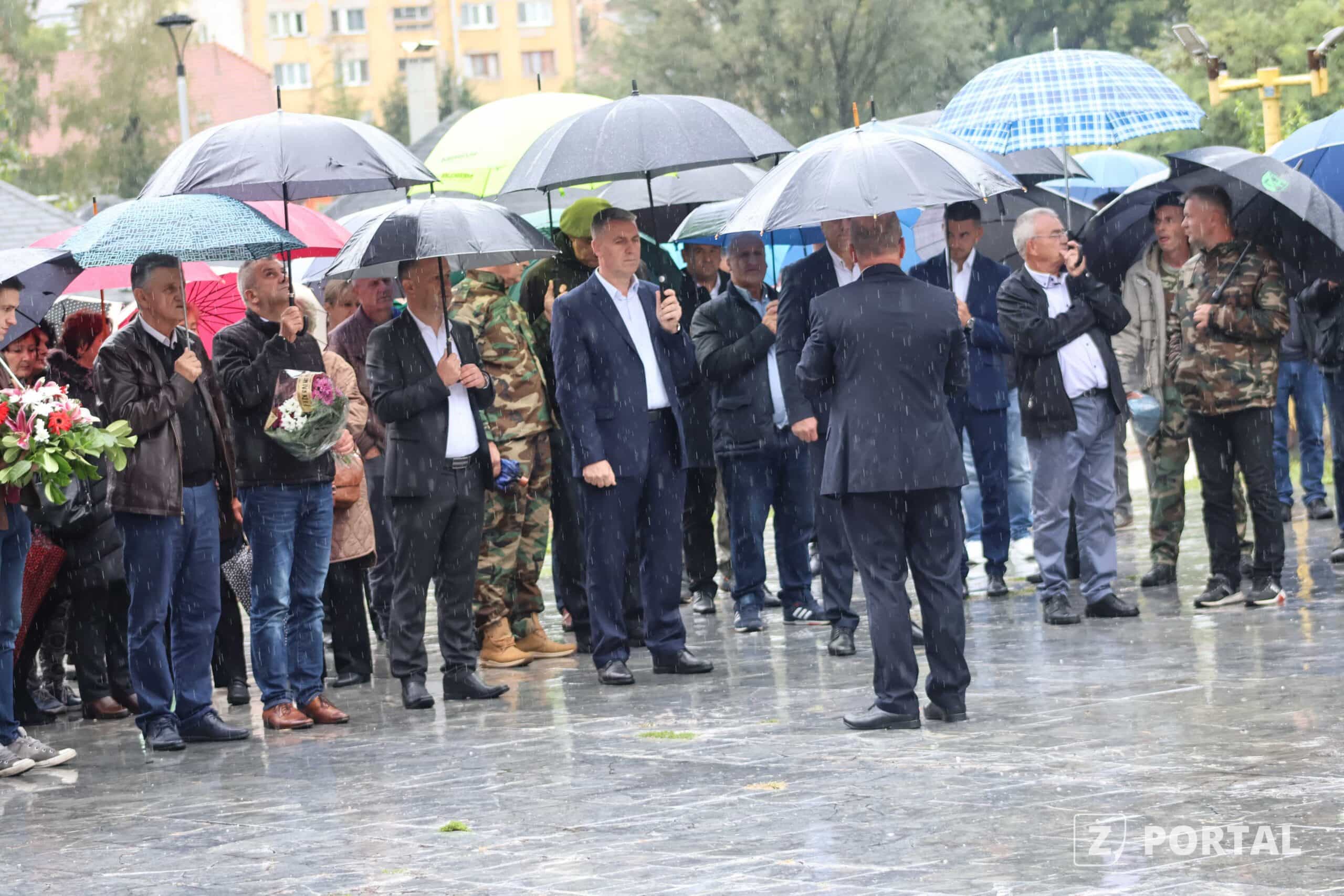 Delegacije i građani polaganjem cvijeća i odavanjem počasti obilježili Dan Grada Zavidovići