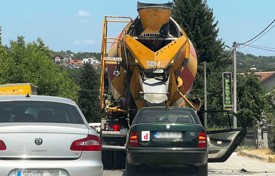 Saobraćajna nezgoda u ulici Zlatnih ljiljana u Zavidovićima