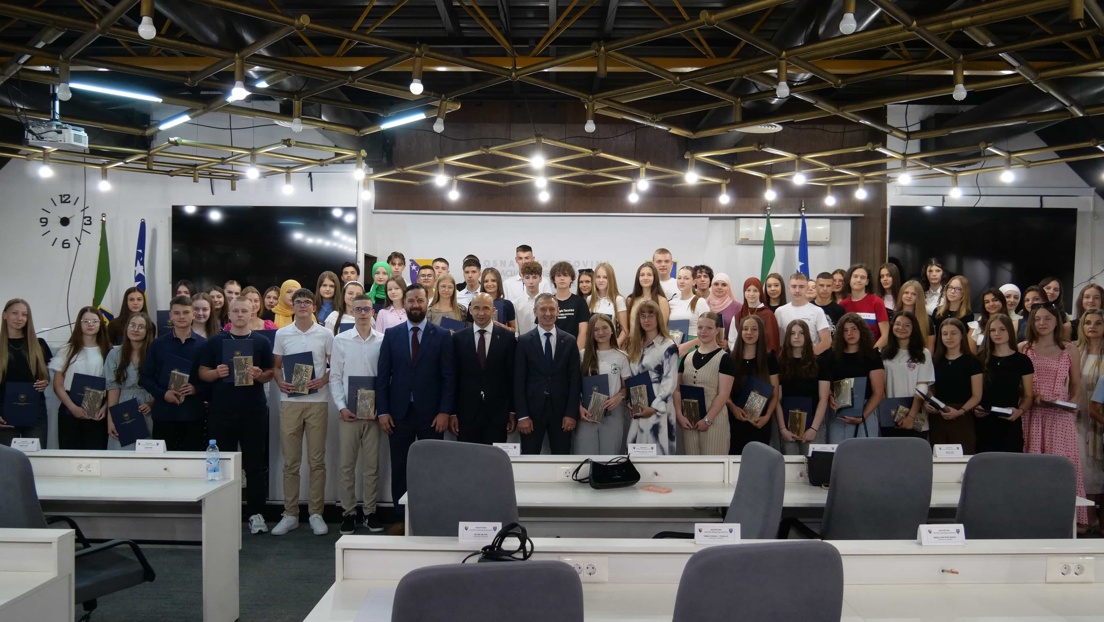 Učenicima generacije u ZDK uručene novčane nagrade od po 500 KM