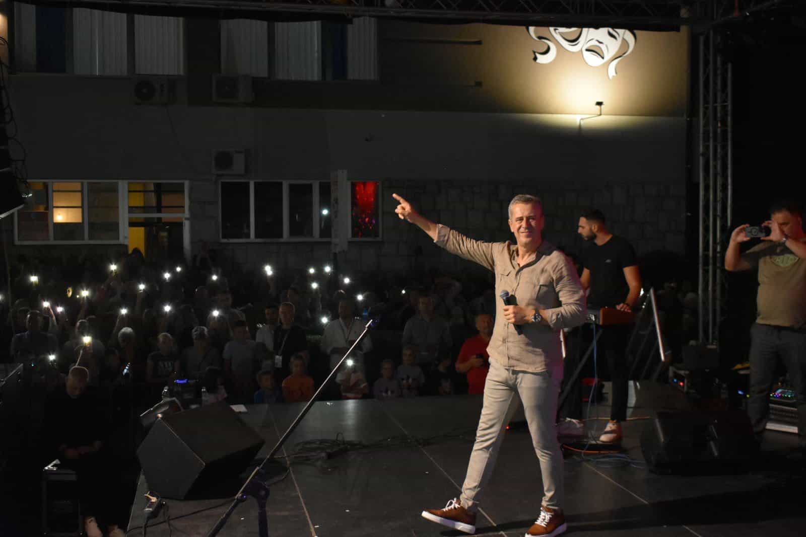 Ljeto u gradu: Enes Begović “izveo” Zavidovićane na ulice prošle večeri, večeras kraj manifestacije