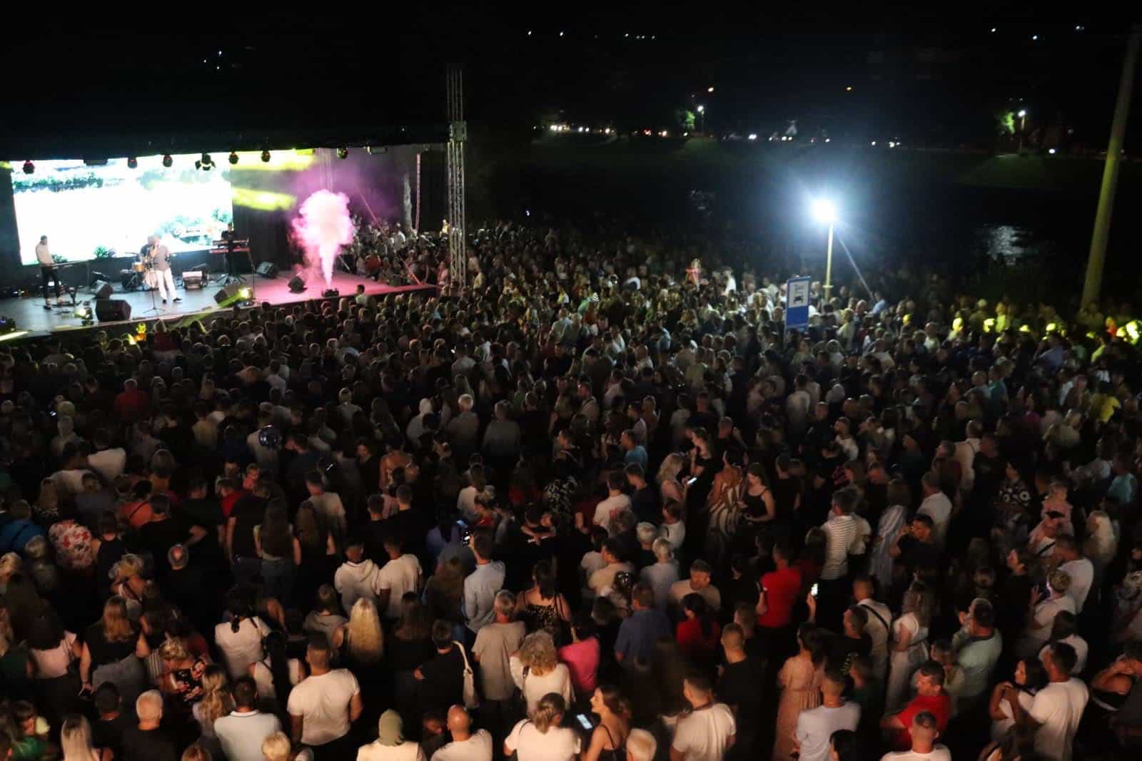 Ljeto u gradu: Enes Begović “izveo” Zavidovićane na ulice prošle večeri, večeras kraj manifestacije