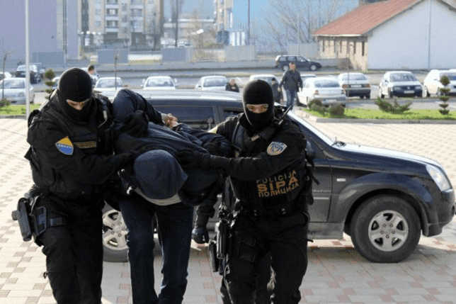 SIPA lišila slobode tri osobe nakon današnjih pretresa