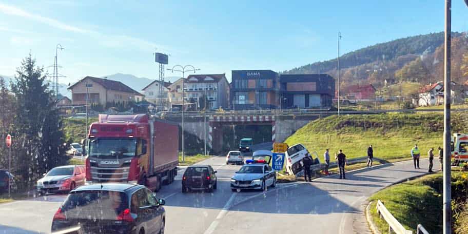 Nezgoda na ulazu u Žepče, kombi završio na zaštitnoj ogradi
