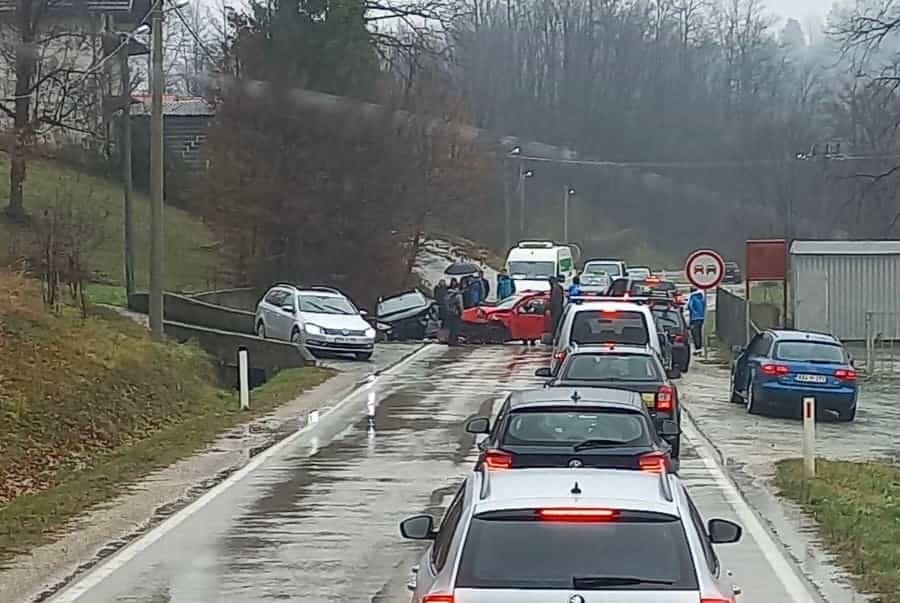 Saobraćajna nezgoda na M17.1 u Zavidovićima