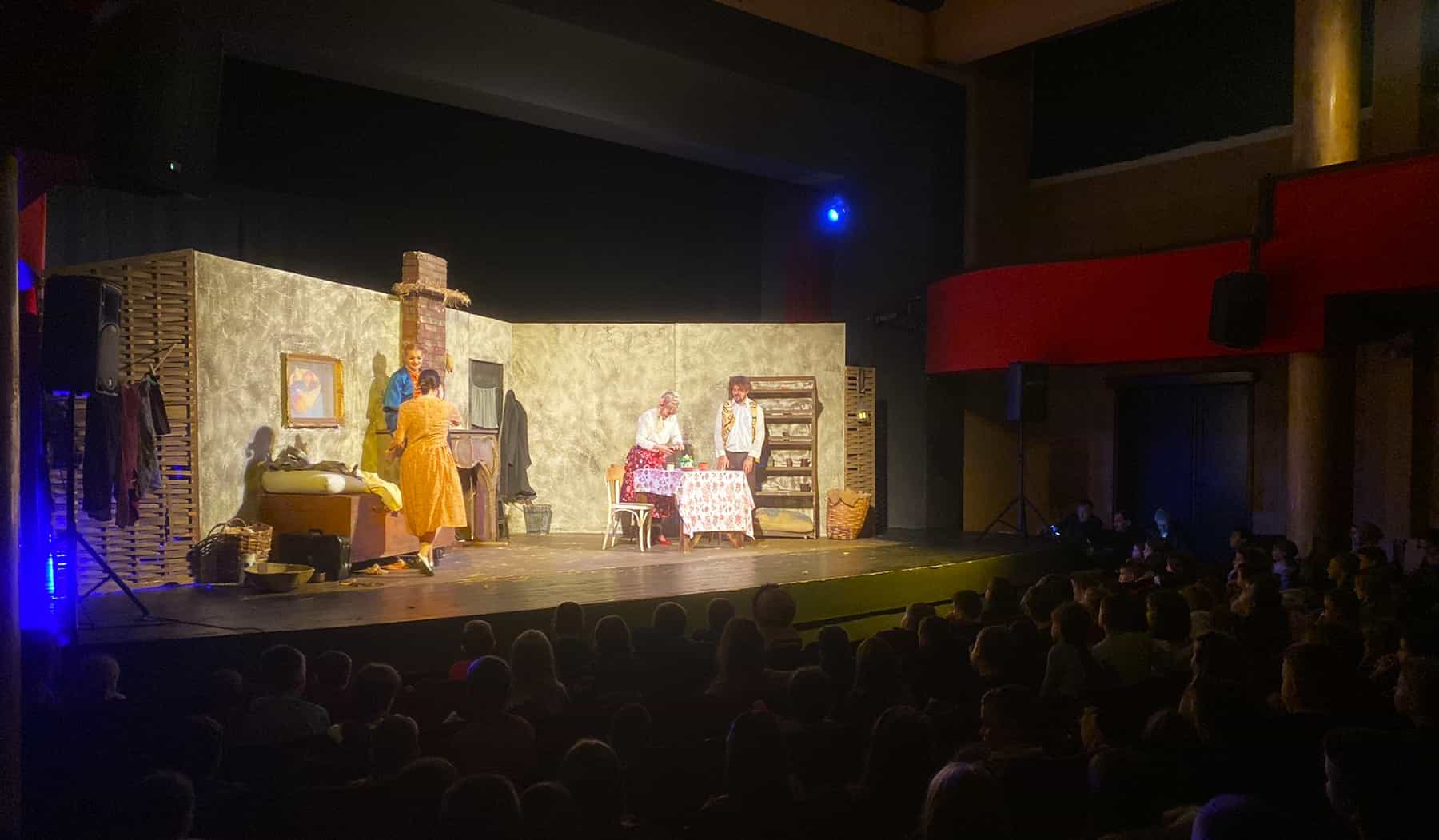 U KSC Zavidovići u dva termina odigrana predstava za djecu “Talas hladnog vremena”