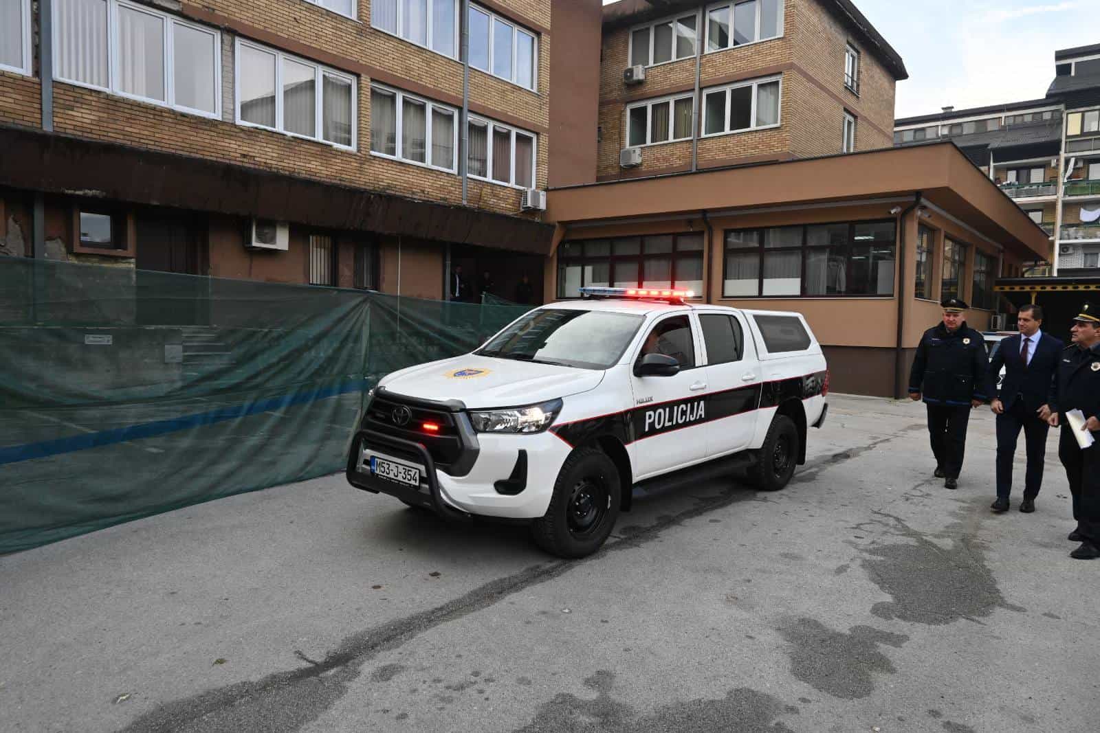 Uručena nova terenska vozila policijskim upravama u Žepču, Zavidovićima i Tešnju
