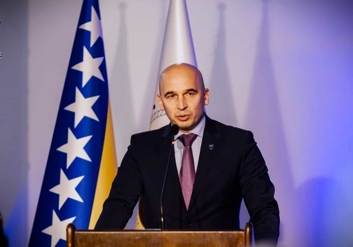Božićna čestitka premijera Pivića