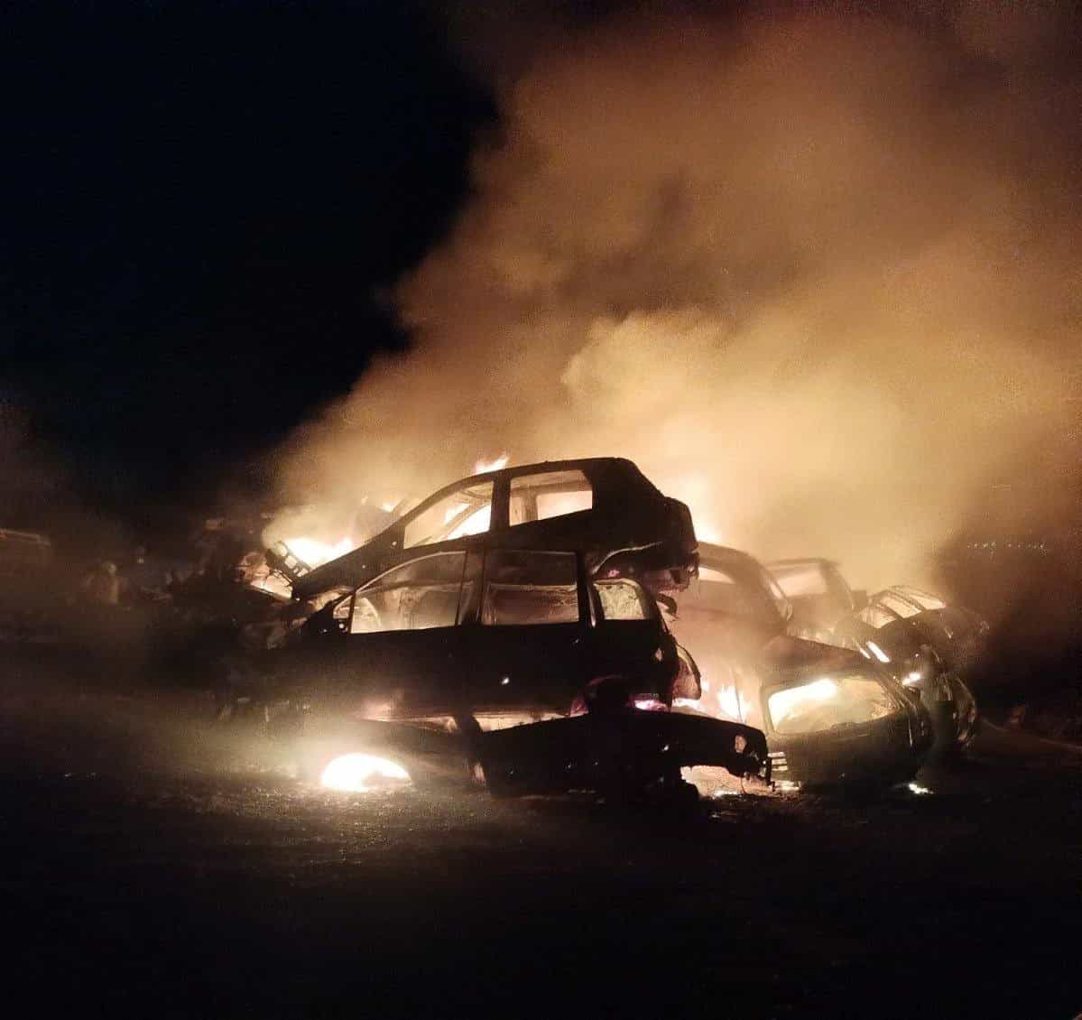 Na auto otpadu u Tešnju izgorjelo više vozila