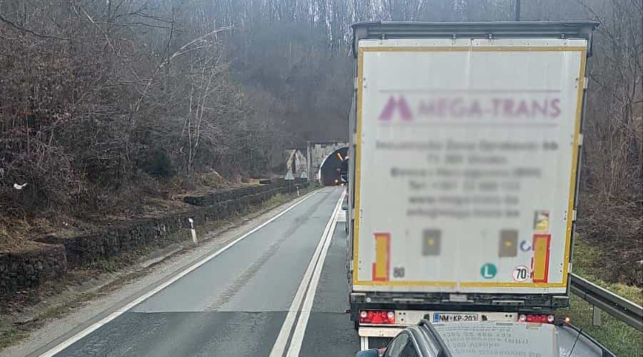 Saobraćajna nezgoda na M-17 u tunelu Karaula