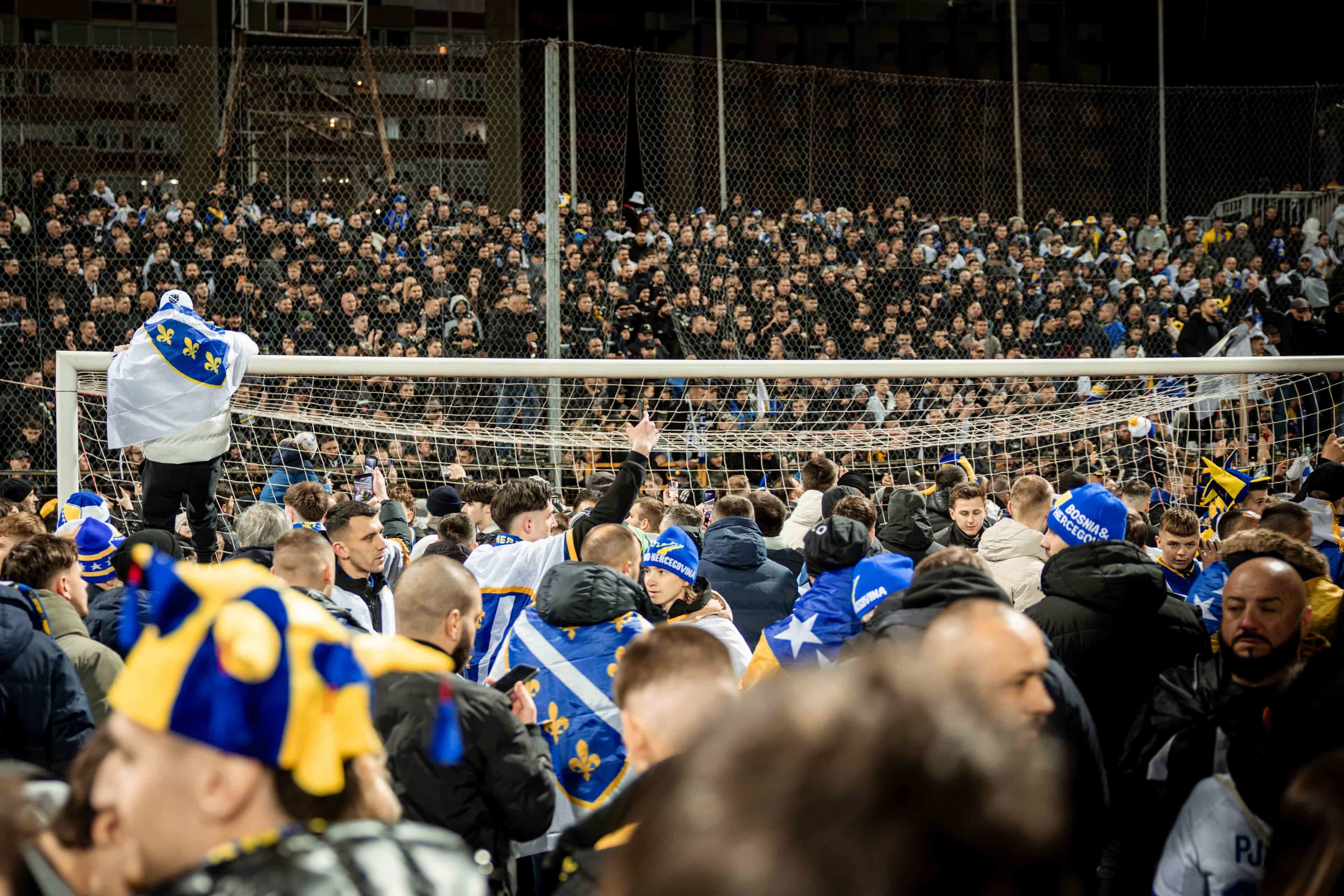 Ludnica u Zenici: Navijači utrčali na teren, ulice preplavljene, čeka se izlazak Zmajeva