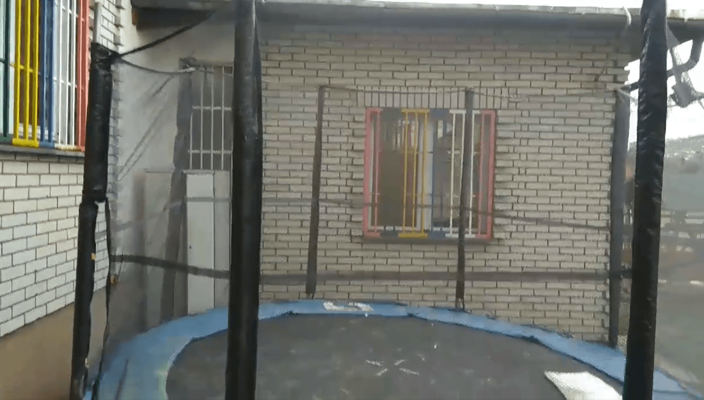 Vandalski čin: Bez dozvole ušli u prostor Udruženja “Mala sirena” i oštetili trampolin za djecu
