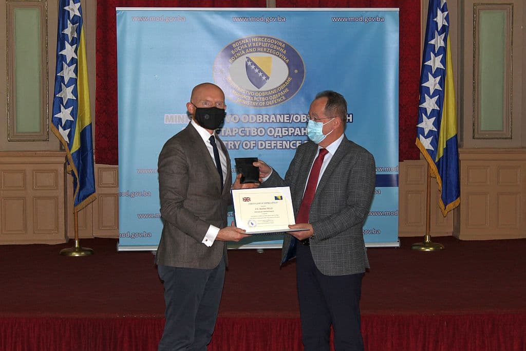 Vlada UK osigurala zaštitne maske za pripadnike Oružanih snaga BiH