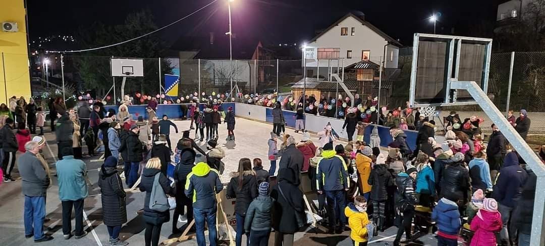 S radom počelo klizalište u Zavidovićima – Stotinu mališana uživalo na klizaljkama