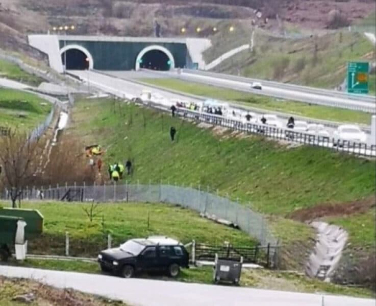 Tri osobe poginule prilikom slijetanja vozila sa autoputa kod Sarajeva