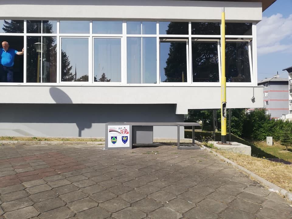 Kod Spomen sobe postavljena solarna klupa, moguće puniti pametne telefone