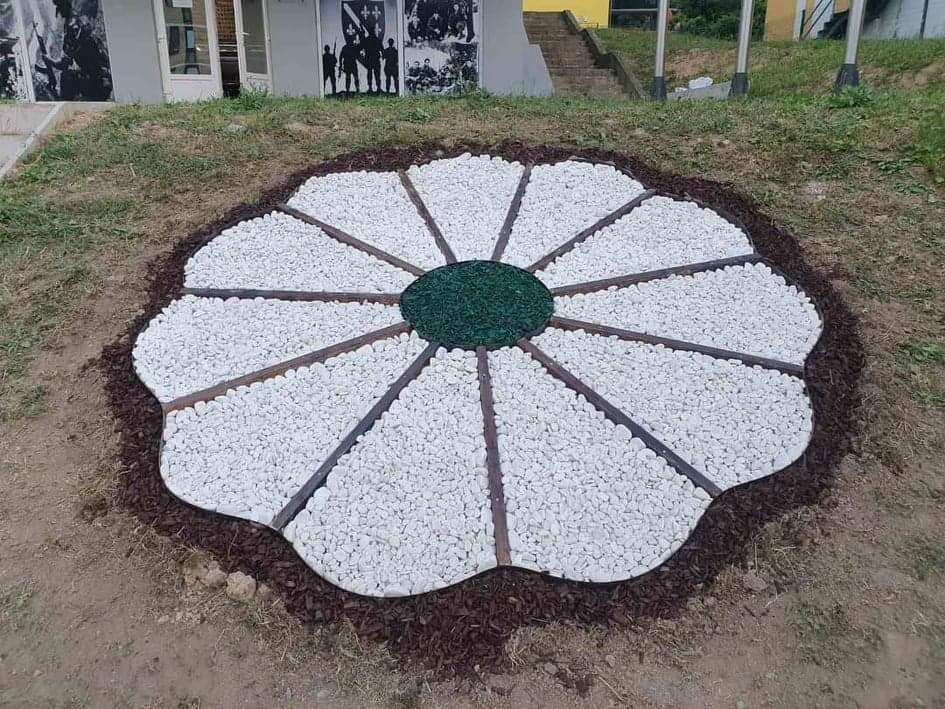 U centru Zavidovića postavljen Cvijet Srebrenice