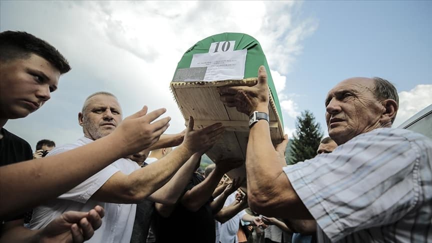 Tužna povorka s tabutima 19 žrtava genocida stigla u Potočare