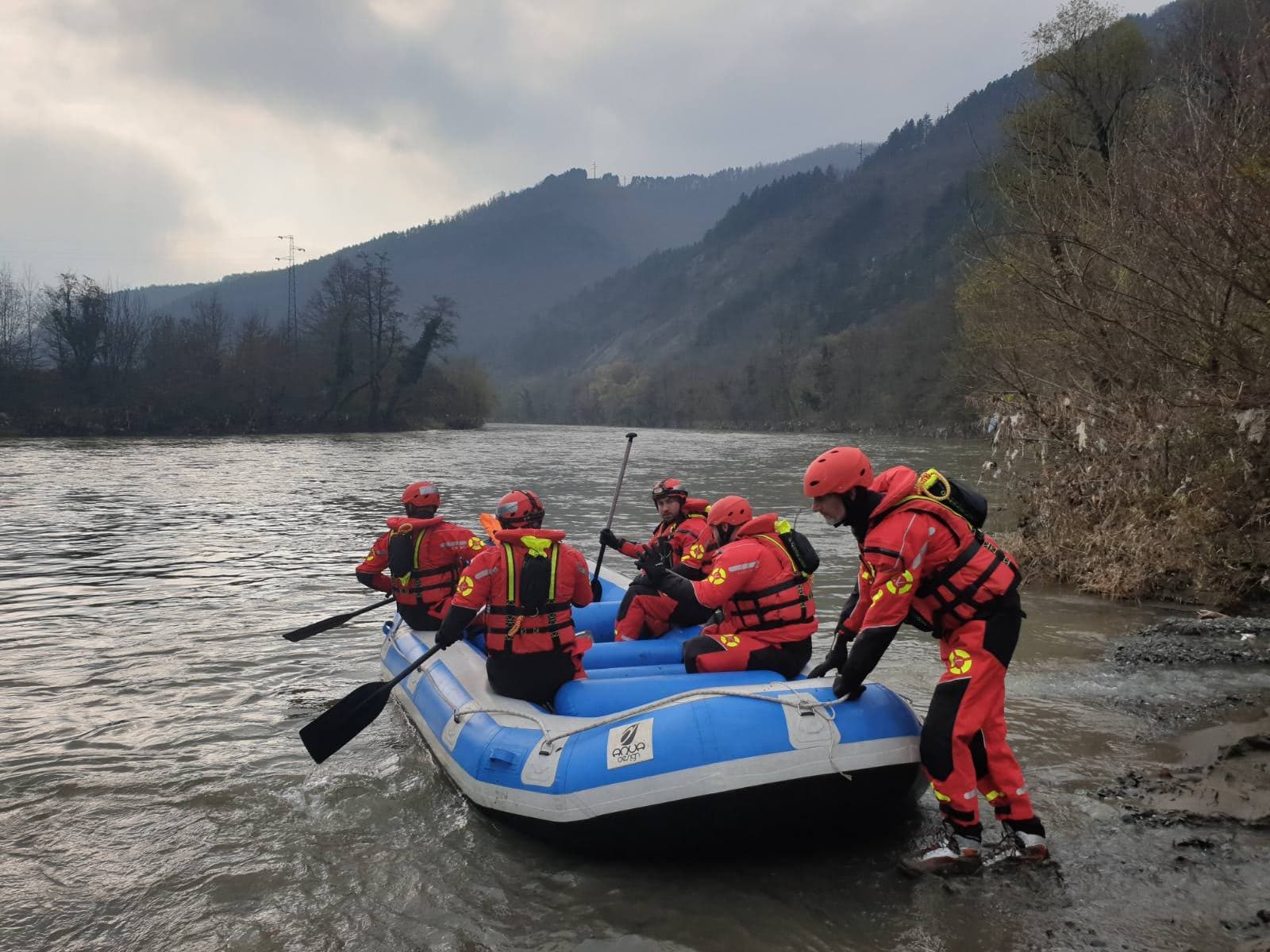Deseci spasioca i danas nastavljaju potragu na rijeci Bosni za nestalim radnikom