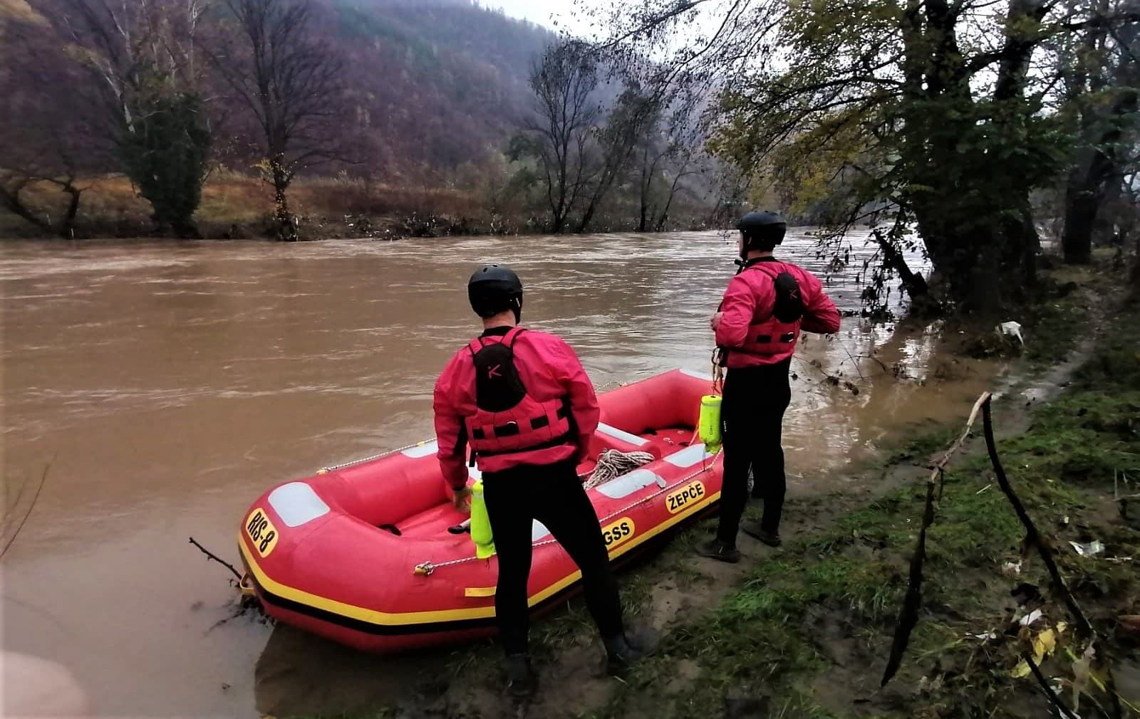 Privremeno obustavljena potraga za radnicima koji su pali u rijeku Bosnu