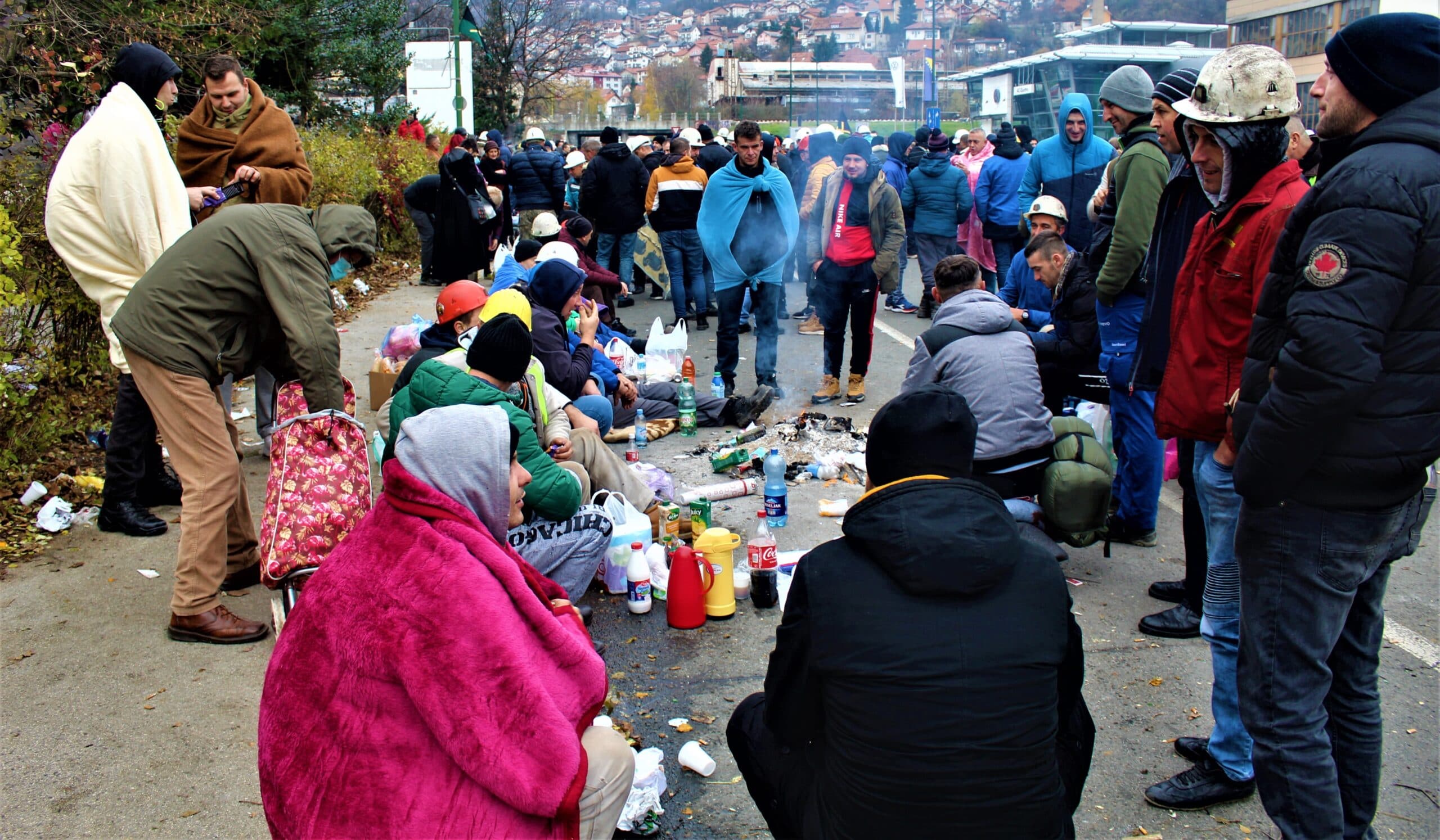 Rudari i dalje protestuju pred zgradom Vlade FBiH [FOTO]