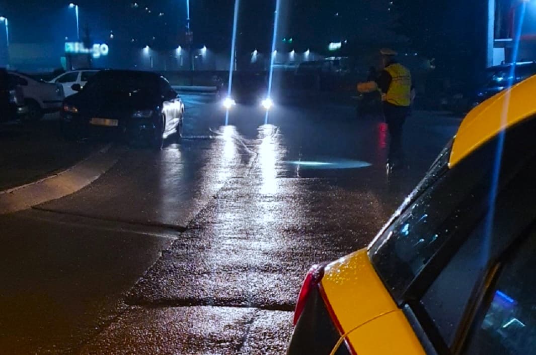 MUP ZDK: Zavidovićanim tokom policijske kontrole odbacio praškastu materiju