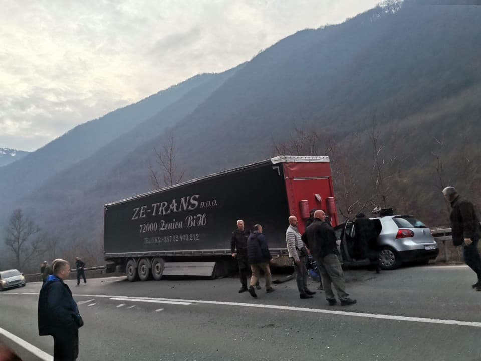 Saobraćajna nezgoda na M17, tri osobe povrijeđene