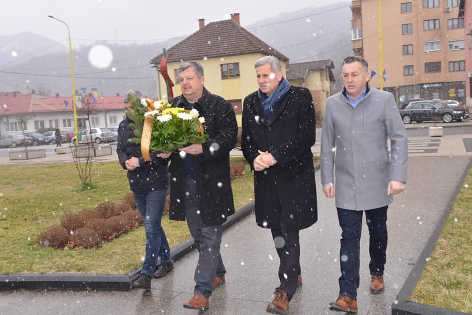 U Žepču položeno cvijeće u povodu Dana nezavisnosti