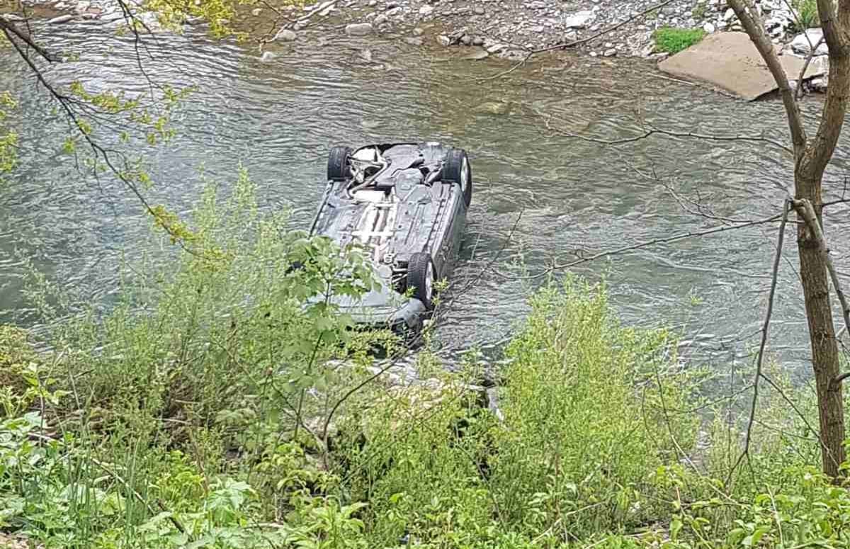 Automobil završio u rijeci Gostović
