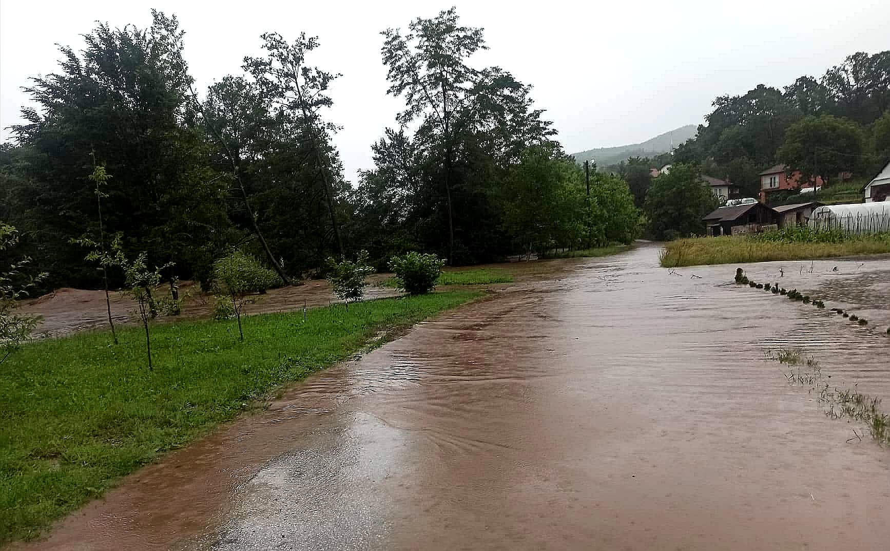 Rijeka Gostović poplavila lokalni put