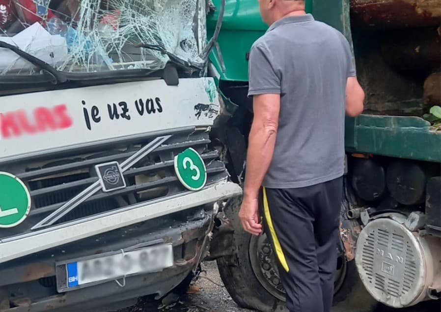 Sudar dva kamiona kod Zavidovića, saobraćaj potpuno blokiran na dionici