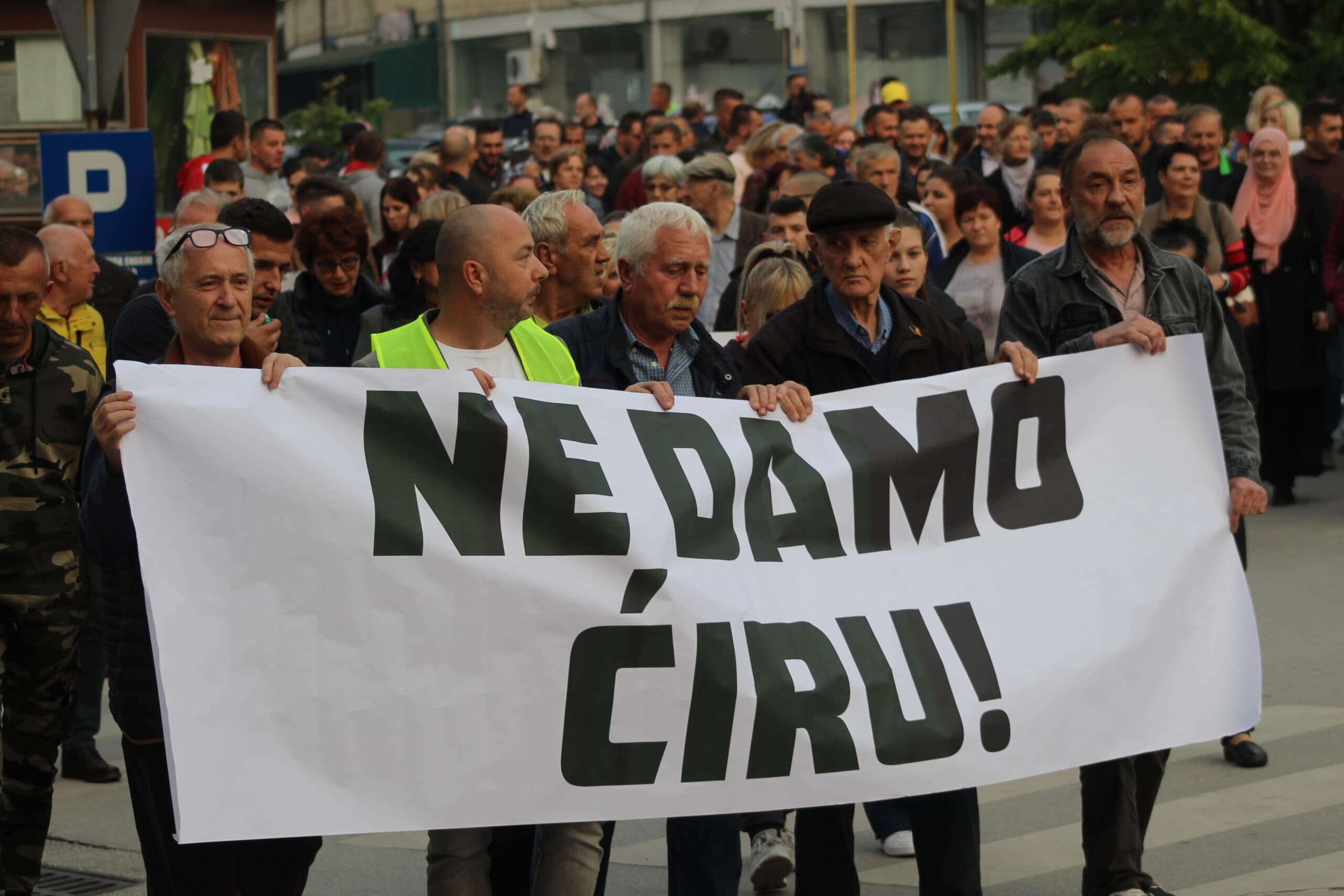 Više stotina građana protestvovalo u Zavidovićima zbog prodaje Ćire [FOTO]