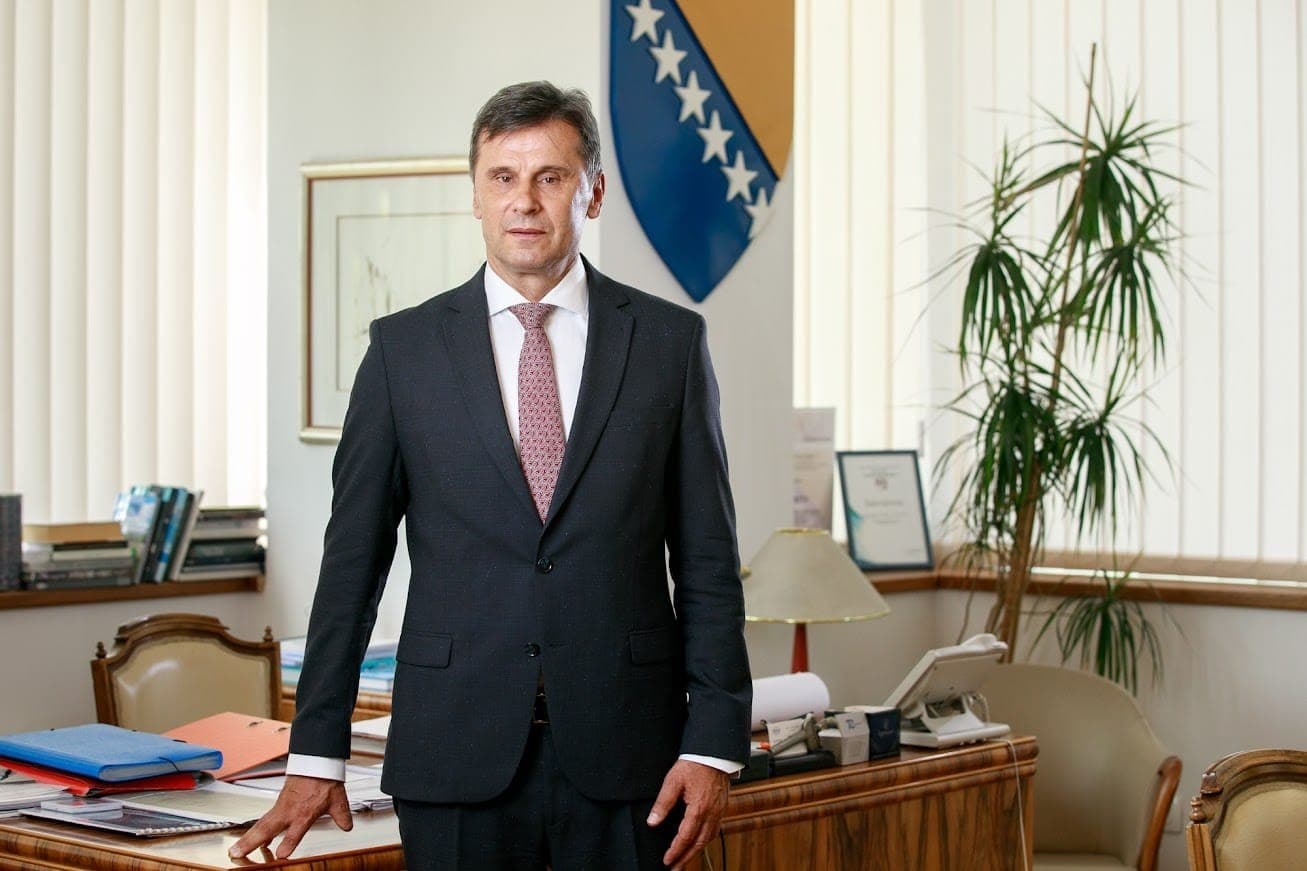 Novogodišnja čestitka premijera Fadila Novalića