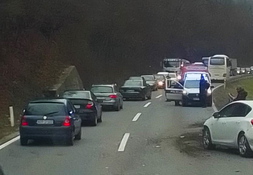 Saobraćajna nezgoda na M17, formiraju se kolone