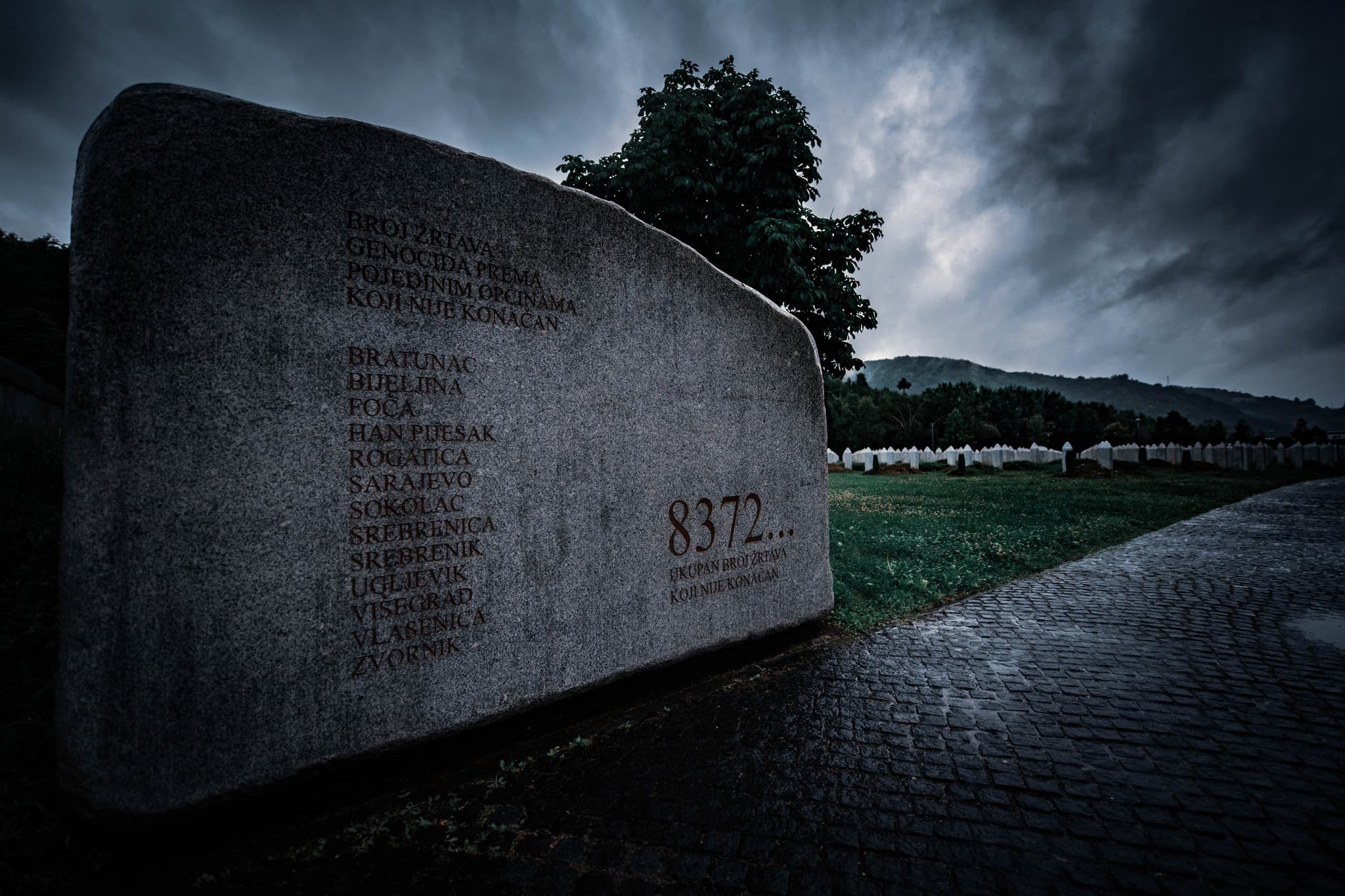 Obilježavanje 28. godišnjice genocida u Srebrenici: Komemoracija, dženaza i ukop 30 žrtava