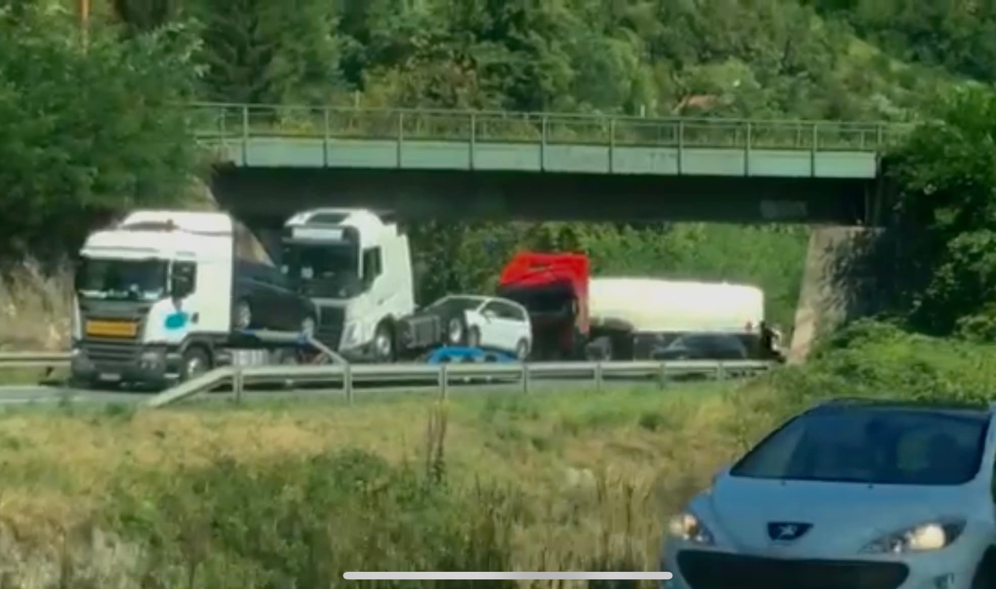 Saobraćajna nezgoda na M17, učestvovalo i vozilo za prevoz opasnih materija