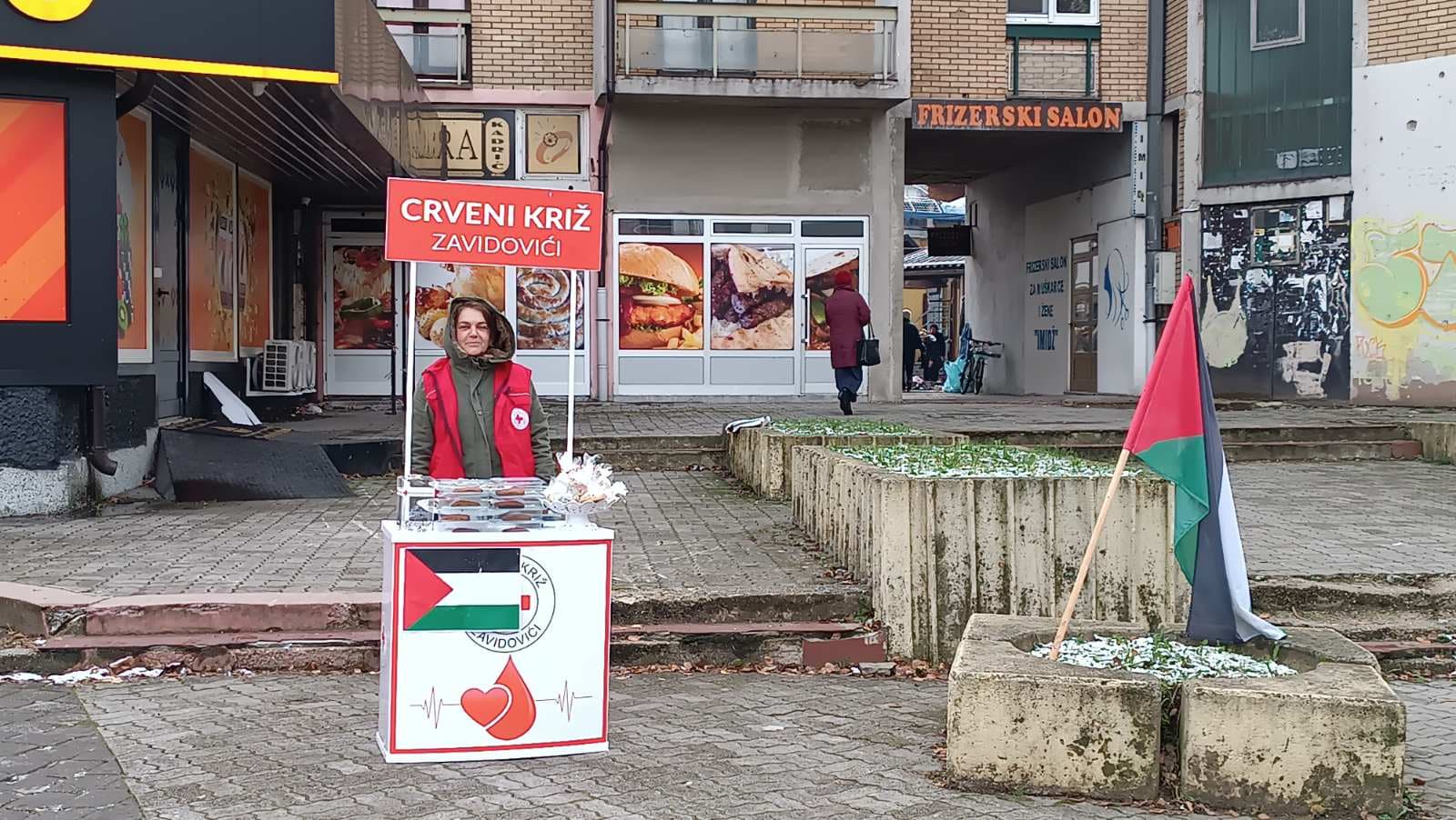 Volonteri Crvenog križa Zavidovići danas kod “Fontane” prikupljaju pomoć za narod Palestine
