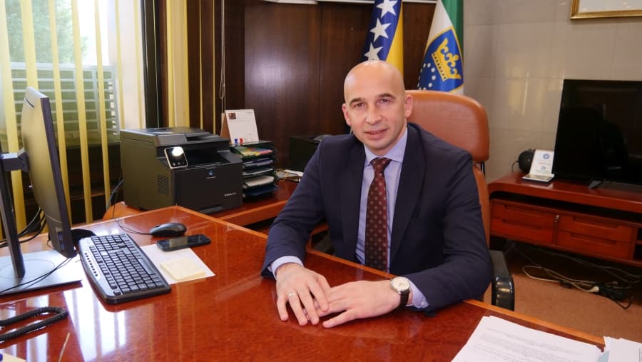 Premijer Pivić i predsjedavajući Huskić uputili Božićnu čestitku