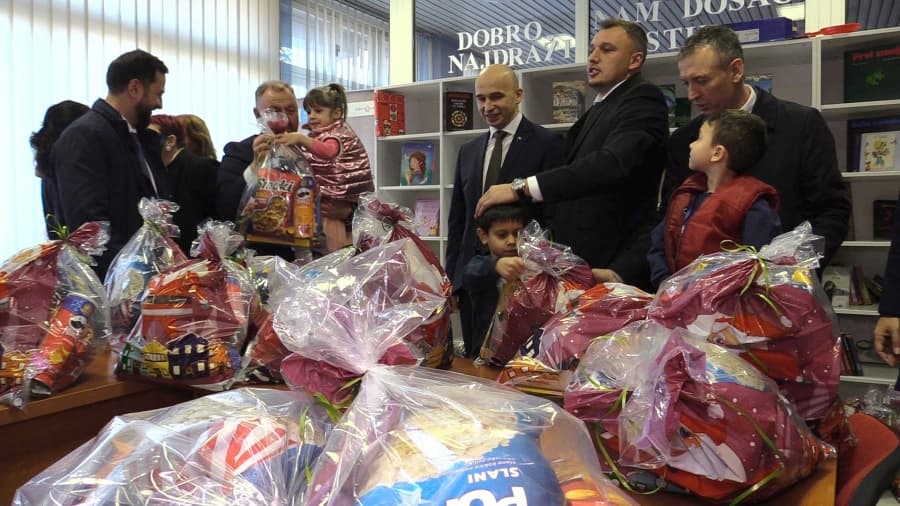 Premijer i predstavnici Vlade ZDK paketićima obradovali djecu u Kantonalnoj bolnici