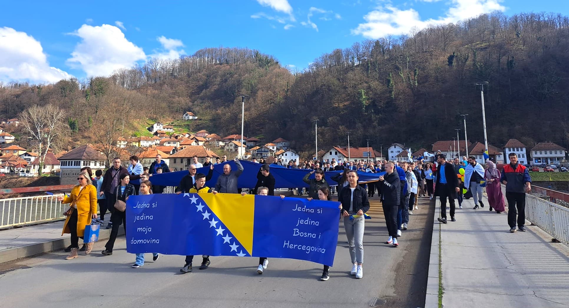 Svečanim defileom u Maglaju obilježen Dan nezavisnosti BiH