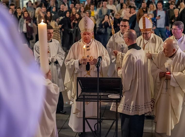 Vrhbosanski nadbiskup Tomo Vukšić predvodio svečanu misu bdijenja u uskrsnoj noći