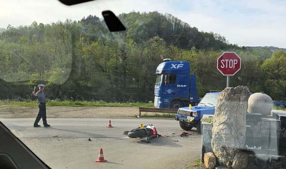 Saobraćajna nezgoda na ulazu u Zavidoviće, povrijeđen motociklista