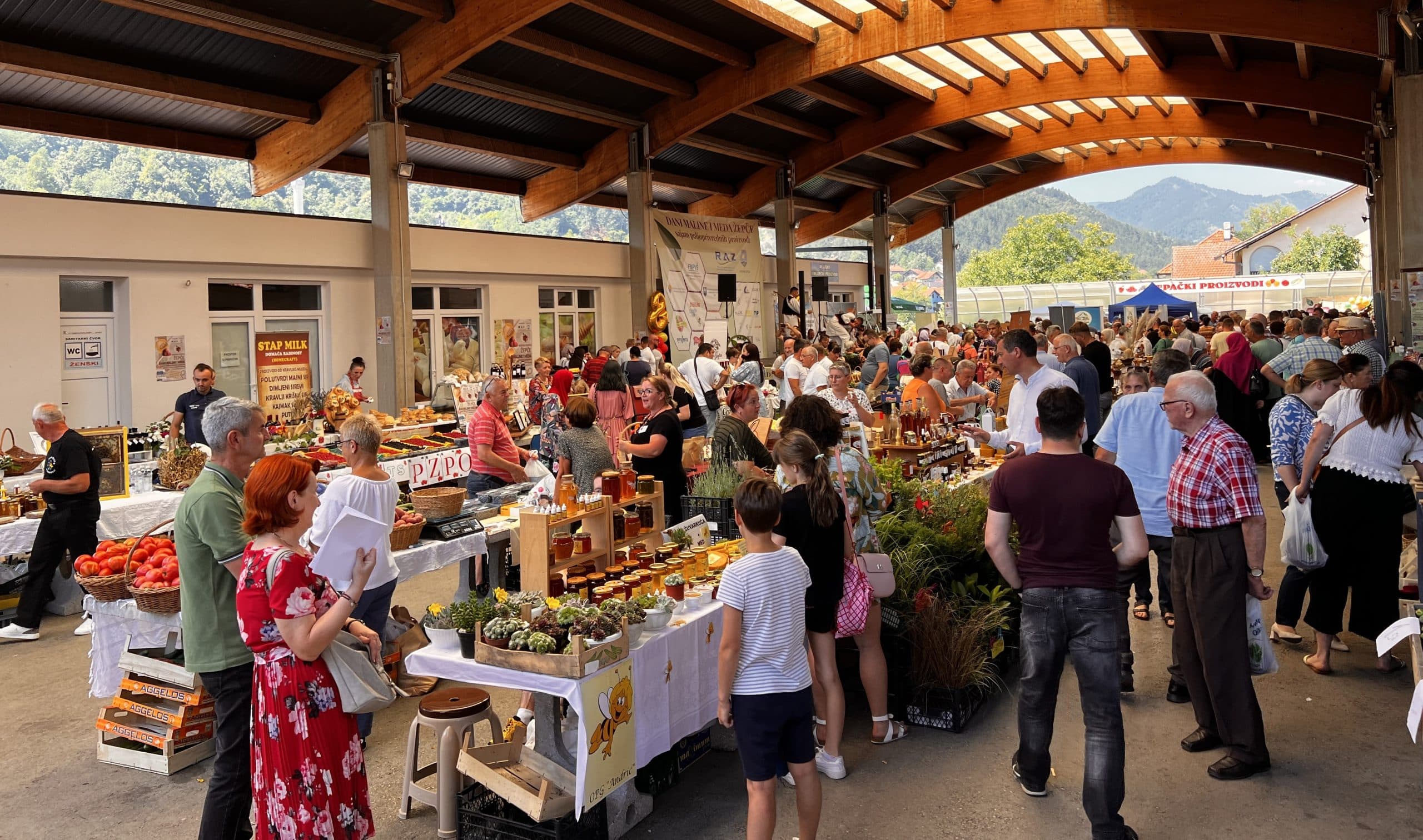U Žepču održan 8. sajam “Dani maline i meda”